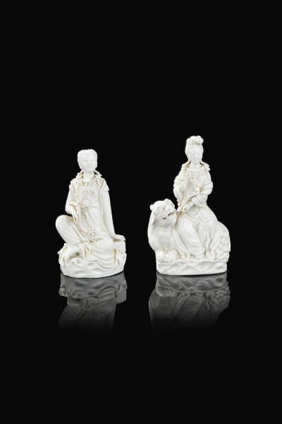 STATUINE : Coppia di statuine in porcellana Blanc de Chine  una seduta su roccia  l'altra su animale fantastico  Cina  Repubblica  XX Sec. 16 5x10 cm  - Asta Arte Orientale - Associazione Nazionale - Case d'Asta italiane