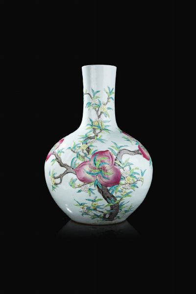 VASO : Grande vaso a pallone in porcellana Famiglia Rosa decorato con peschi e pipistrelli a rilievo  Cina  dinastia Qing. Marchio apocrifo Qianlong (1735-1795) 56x40 cm  - Asta Arte Orientale - Associazione Nazionale - Case d'Asta italiane