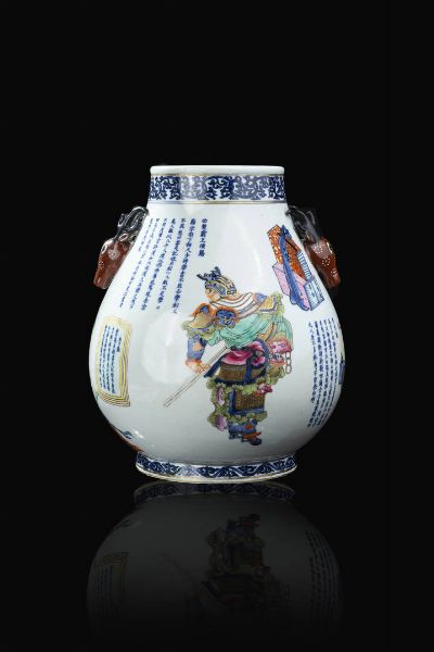 VASO : Vaso in porcellana Famiglia Rosa con manici a forma di cervo dipinto con personaggi e iscrizioni  Cina  dinastia Qing  fine XIX Sec. Marchio apocrifo Jiaqing (1796-1820) 31x26 cm  - Asta Arte Orientale - Associazione Nazionale - Case d'Asta italiane