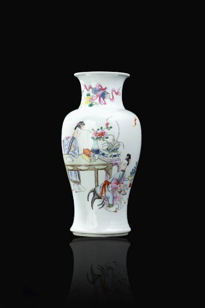 VASO : Vaso in porcellana Famiglia Rosa decorato con fanciulle in giardino  Cina  dinastia Qing  XIX Sec. 30 5x15 cm  - Asta Arte Orientale - Associazione Nazionale - Case d'Asta italiane