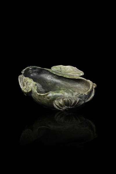 SCIACQUA PENNELLI : Sciacqua pennelli in giada spinacio a forma di fiore di loto  Cina  Dinastia Qing  XIX Sec. 5x18 cm  - Asta Arte Orientale - Associazione Nazionale - Case d'Asta italiane