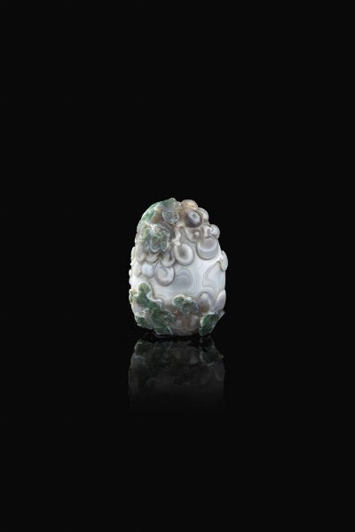 SNUFFLE BOTTLE : Snuff bottle in agata intarsiata a decori vegetali  Cina  dinastia Qing  XIX Sec. 7x5 cm  - Asta Arte Orientale - Associazione Nazionale - Case d'Asta italiane