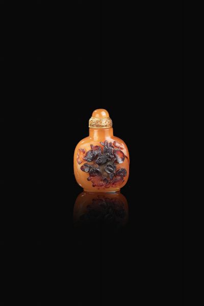 SNUFFLE BOTTLE : Snuf bottle in ambra decorata con pesci gatto in rilievo e iscrizioni  Cina  Repubblica  XX Sec. 8x5 cm  - Asta Arte Orientale - Associazione Nazionale - Case d'Asta italiane