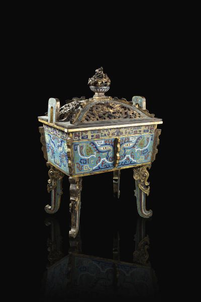 INCENSIERE : Grande incensiere in bronzo con coperchio sormontato da draghi  decorato in smalti cloisonn raffiguranti motivi arcaici  Cina  dinastia Qing  XIX Sec. 67X45x32cm  - Asta Arte Orientale - Associazione Nazionale - Case d'Asta italiane