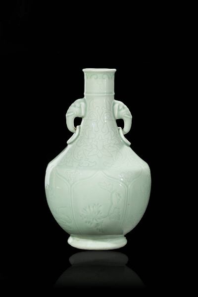 VASO : Vaso in porcellana Celadon dipinto con decori floreali e manici a forma di elefante  Cina  Repubblica  XX Sec. 38 5x24 cm  - Asta Arte Orientale - Associazione Nazionale - Case d'Asta italiane