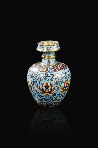 VASO : Vaso in cloisonn finemente decorato a motivi floreali  Cina  dinastia Qing  XIX Sec. (iscrizioni alla base) 25x16 cm  - Asta Arte Orientale - Associazione Nazionale - Case d'Asta italiane