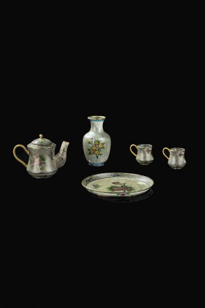 SET : Set composto da due tazzine  una teiera e un piattino e una caraffa in vetro cloisonnè  Cina  Repubblica  XX Sec. diam. 16 5 cm  piatto 5x6 cm  tazzine 10 5x14 cm  teiera 13x7 5 cm  caraffa  - Asta Arte Orientale - Associazione Nazionale - Case d'Asta italiane