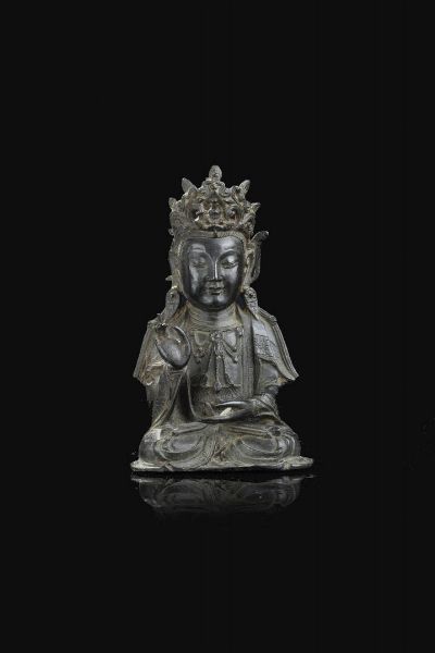 BUDDHA : Buddha seduto in bronzo patinato desuto nella posizione del loto  Cina  dinastia Ming  XVII Sec. 21x12 5 cm  - Asta Arte Orientale - Associazione Nazionale - Case d'Asta italiane