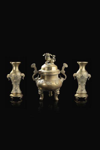 CENSER E VASETTI : Lotto composto da censer con coperchio sormontato da cane di Pho e due vasi in ottone  Cina  Repubblica  XX Sec. 46 5x33 cm  censer 31 5x15 cm  vasi  - Asta Arte Orientale - Associazione Nazionale - Case d'Asta italiane