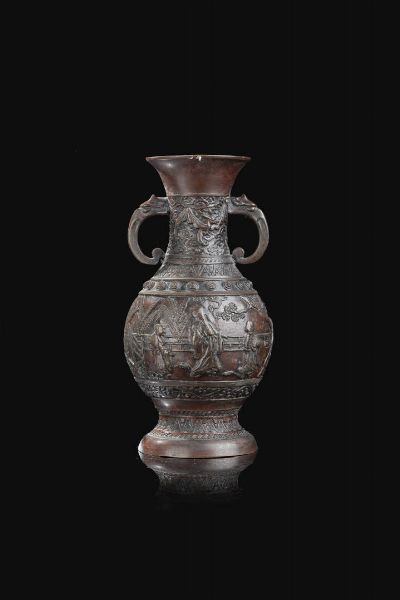 VASO : Vaso in bronzo decorato con personaggi e manici zoomorfi  Cina  dinastia Qing  XIX Sec. 25 5x13 cm  - Asta Arte Orientale - Associazione Nazionale - Case d'Asta italiane