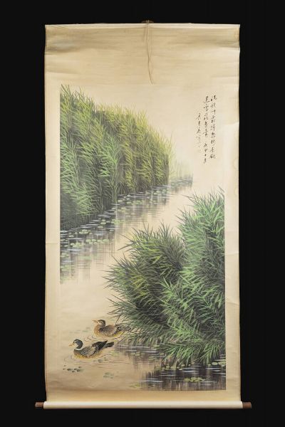 SCROLL : Scroll su carta dipinto con anatre e iscrizioni  Cina  dinastia Qing  XX Sec. 233x111 cm  - Asta Arte Orientale - Associazione Nazionale - Case d'Asta italiane