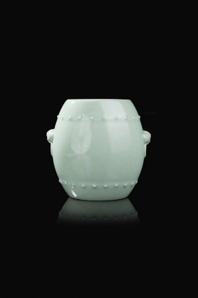 VASO : Vaso in porcellana Celadon di forma arcaica  Cina  Repubblica  XX Sec. 17x18 cm  - Asta Arte Orientale - Associazione Nazionale - Case d'Asta italiane