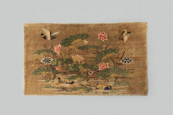 ARAZZO : Arazzo in lana decorato con uccelli su argine di lago  Tibet  inizi XX Sec. 202x120 cm  - Asta Arte Orientale - Associazione Nazionale - Case d'Asta italiane