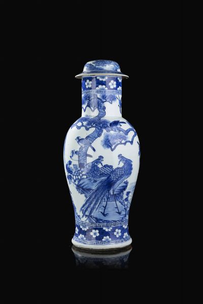 VASO : Vaso con coperchio in porcellana bianco e blu decorato con fenici  Cina  dinastia Qing  XIX Sec.  59x24 cm  - Asta Arte Orientale - Associazione Nazionale - Case d'Asta italiane