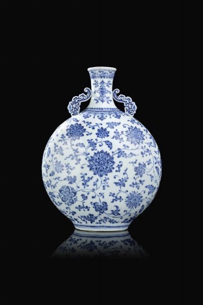 FIASCA : Fiasca in porcellana bianca e blu con decori floreali  Cina  Repubblica  XX Sec. 34x24 cm  - Asta Arte Orientale - Associazione Nazionale - Case d'Asta italiane