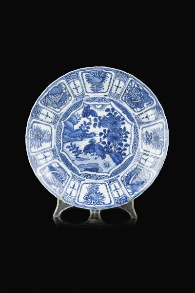 PIATTO : Piatto in porcellana Kraak bianco e blu decorato con uccelli e fiori  Cina  dinastia Ming  XVII Sec. 5 5x32 cm  - Asta Arte Orientale - Associazione Nazionale - Case d'Asta italiane