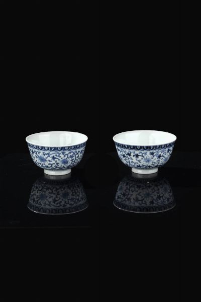 COPPIA DI COPPETTE : Coppia di coppette in porcellana bianca e blu con decori floreali  Cina  dinastia Qing  XIX Sec. 6x10 5 cm  - Asta Arte Orientale - Associazione Nazionale - Case d'Asta italiane