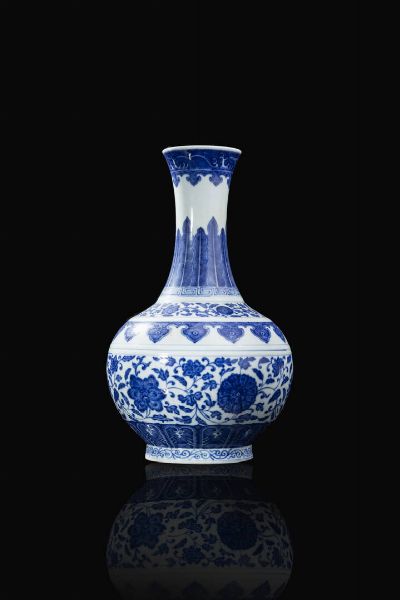 VASO : Vaso in porcellana bianco e blu dipinto con decori floreali  Cina  Repubblica  XX Sec. Marchio apocrifo Jiaqing (1796-1820) 38 5x22 cm  - Asta Arte Orientale - Associazione Nazionale - Case d'Asta italiane