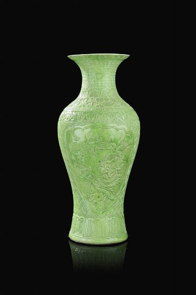 VASO : Vaso in porcellana verde decorato con uccelli a rilievo  Cina  Repubblica  XX Sec. 43x19 cm  - Asta Arte Orientale - Associazione Nazionale - Case d'Asta italiane