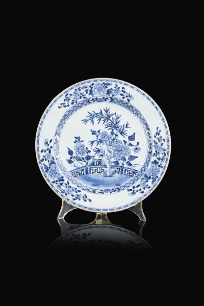 PIATTO : Piatto in porcellana bianco e blu con decori floreali   Cina  dinastia Qing  XVIII Sec. 3x31 cm  - Asta Arte Orientale - Associazione Nazionale - Case d'Asta italiane