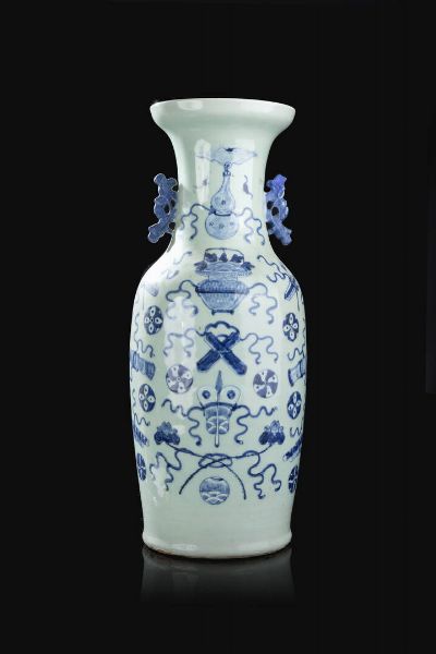 VASO : Vaso in porcellana bianco e blu con decori di palloni e festoni  Cina  dinastia Qing  XIX Sec. 58 5x 23 cm  - Asta Arte Orientale - Associazione Nazionale - Case d'Asta italiane