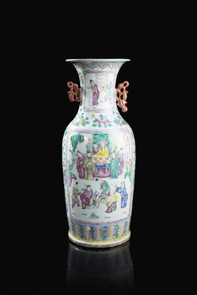 VASO : Vaso in porcellana Famiglia Rosa decorato con personaggi entro riserve  Cina  Repubblica  XX Sec. 60x24cm  - Asta Arte Orientale - Associazione Nazionale - Case d'Asta italiane