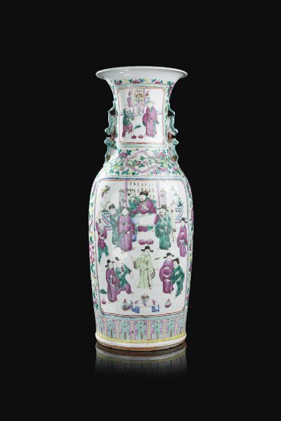 VASO : Vaso in porcellana Canton decorato con scene di corte entro riserve  Cina  dinastia Qing  XIX Sec. 61x22 cm  - Asta Arte Orientale - Associazione Nazionale - Case d'Asta italiane