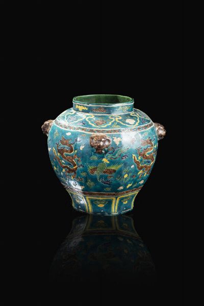 VASO OTTAGONALE : Vaso ottagonale i porcellana policroma decorato con draghi a rilievo  Cina  Repubblica  XX Sec. 32x32cm  - Asta Arte Orientale - Associazione Nazionale - Case d'Asta italiane