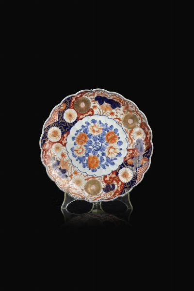 PIATTO : Piatto in porcellana Imari  Giappone  inizi XX Sec. diam. 30 5 cm  - Asta Arte Orientale - Associazione Nazionale - Case d'Asta italiane