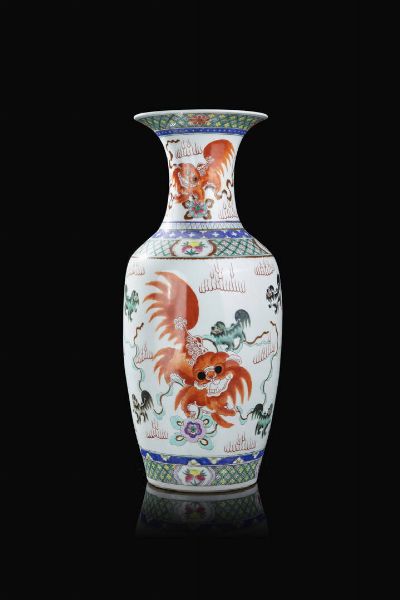 VASO : Vaso in porcellana Famiglia Rosa decorato con cani di Pho  Cina  Repubblica  XX Sec. 55x24 cm  - Asta Arte Orientale - Associazione Nazionale - Case d'Asta italiane