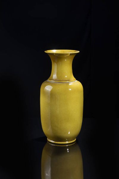 VASO : Vaso in porcellana ocra con craquelure  Cina  Repubblica  XX Sec. 45 5x21 cm  - Asta Arte Orientale - Associazione Nazionale - Case d'Asta italiane