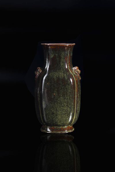 VASO : Vaso in porcellana marrone con lumeggiature gialle e manici a forma di drago  Cina  dinastia Qing  XIX Sec. 32x16 cm  - Asta Arte Orientale - Associazione Nazionale - Case d'Asta italiane