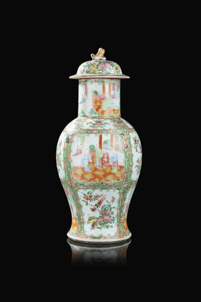 VASO : Vaso in porcellana Canton con coperchio decorato con scene di corte e fiori entro riserve  Cina  dinastia Qing  XIX Sec. 48x22 cm  - Asta Arte Orientale - Associazione Nazionale - Case d'Asta italiane