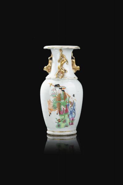 VASO : Vaso in porcellana Famiglia Rosa decorato con personaggi e draghi in rilievo  Cina  dinastia Qing  XIX Sec. 24x11 cm  - Asta Arte Orientale - Associazione Nazionale - Case d'Asta italiane