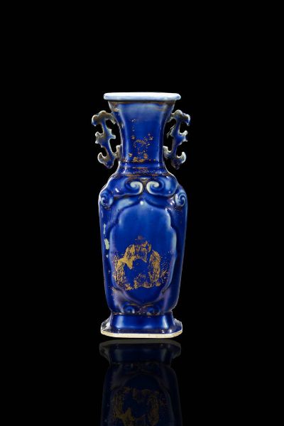 VASO : Vaso in porcellana blu cobalto con manici e lumeggiature in oro  Cina  dinastia Qing  XVIII Sec. 30 5x11 5 cm  - Asta Arte Orientale - Associazione Nazionale - Case d'Asta italiane