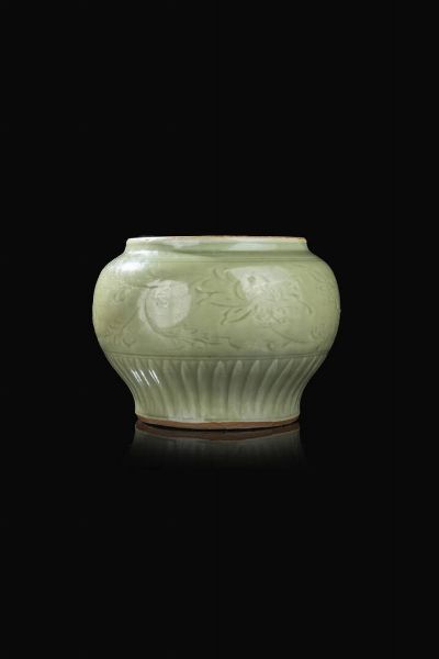 VASO : Vaso in porcellana Celadon decorato con motivi floreali  Cina  dinastia Ming  XVII Sec. 21x26 cm  - Asta Arte Orientale - Associazione Nazionale - Case d'Asta italiane