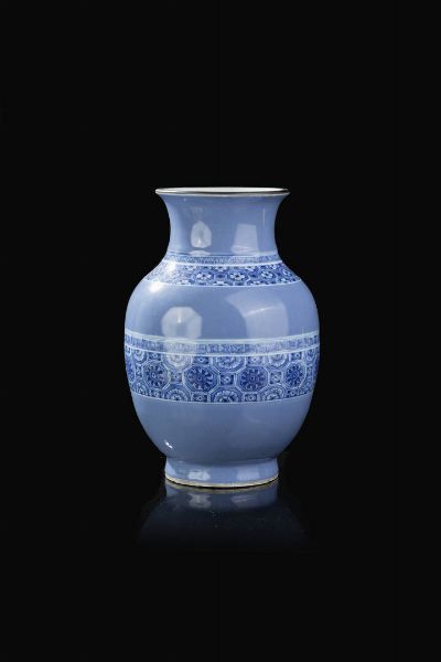 VASO : Vaso in porcellana su fondo azzurro e decori floreali a strisce  Cina  Repubblica  XX Sec. 30 7x20 5 cm  - Asta Arte Orientale - Associazione Nazionale - Case d'Asta italiane