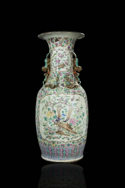 VASO : Grande vaso in porcellana Famiglia Rosa decorato con uccelli e fiori entro riserve e draghi in rilievo  Cina  dinastia Qing  XIX Sec. 90x36 cm  - Asta Arte Orientale - Associazione Nazionale - Case d'Asta italiane