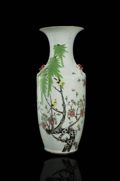 VASO : Vaso in porcellana Famiglia Rosa decorato con uccelli su rami di pesco  Cina  dinastia Qing  XIX Sec. 58x23 cm  - Asta Arte Orientale - Associazione Nazionale - Case d'Asta italiane