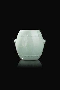 VASO - Vaso in porcellana Celadon di forma arcaica  Cina  Repubblica  XX Sec. 17x18 cm