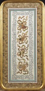 RICAMO - Ricamo rappresentante festoni entro cornice dorata  Cina  Repubblica  XX Sec. 63 5x32 cm