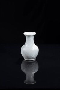 VASO - Vaso in porcellana Blanc de Chine decorato con fiori a rilievo  Cina  Repubblica  XX Sec. 21x13 5 cm