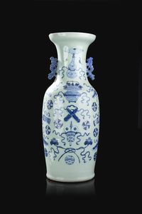 VASO - Vaso in porcellana bianco e blu con decori di palloni e festoni  Cina  dinastia Qing  XIX Sec. 58 5x 23 cm