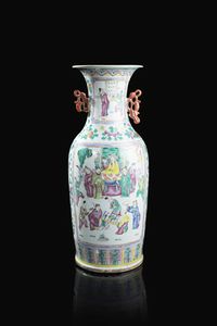 VASO - Vaso in porcellana Famiglia Rosa decorato con personaggi entro riserve  Cina  Repubblica  XX Sec. 60x24cm