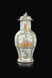 VASO - Vaso in porcellana Canton con coperchio decorato con scene di corte e fiori entro riserve  Cina  dinastia Qing  [..]