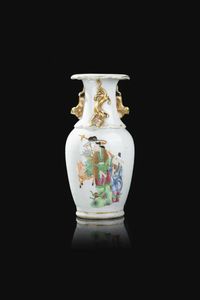 VASO - Vaso in porcellana Famiglia Rosa decorato con personaggi e draghi in rilievo  Cina  dinastia Qing  XIX Sec. 24x11  [..]