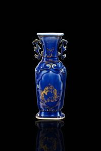 VASO - Vaso in porcellana blu cobalto con manici e lumeggiature in oro  Cina  dinastia Qing  XVIII Sec. 30 5x11 5 cm