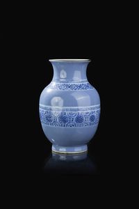 VASO - Vaso in porcellana su fondo azzurro e decori floreali a strisce  Cina  Repubblica  XX Sec. 30 7x20 5 cm