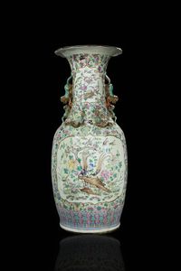 VASO - Grande vaso in porcellana Famiglia Rosa decorato con uccelli e fiori entro riserve e draghi in rilievo  Cina   [..]