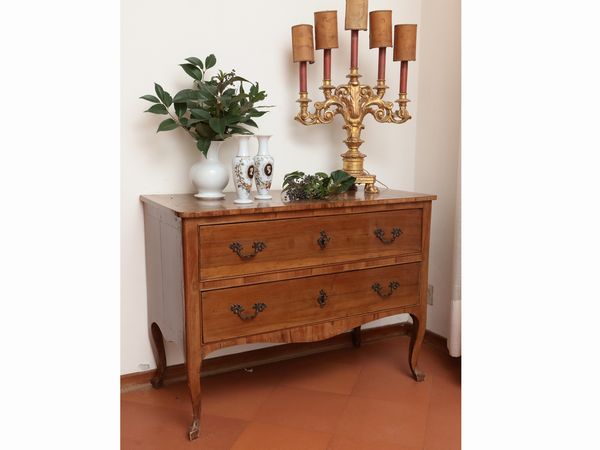 Cassettone impiallacciato ed intarsiato in noce  - Asta D�ballage. Occasioni in asta - Associazione Nazionale - Case d'Asta italiane